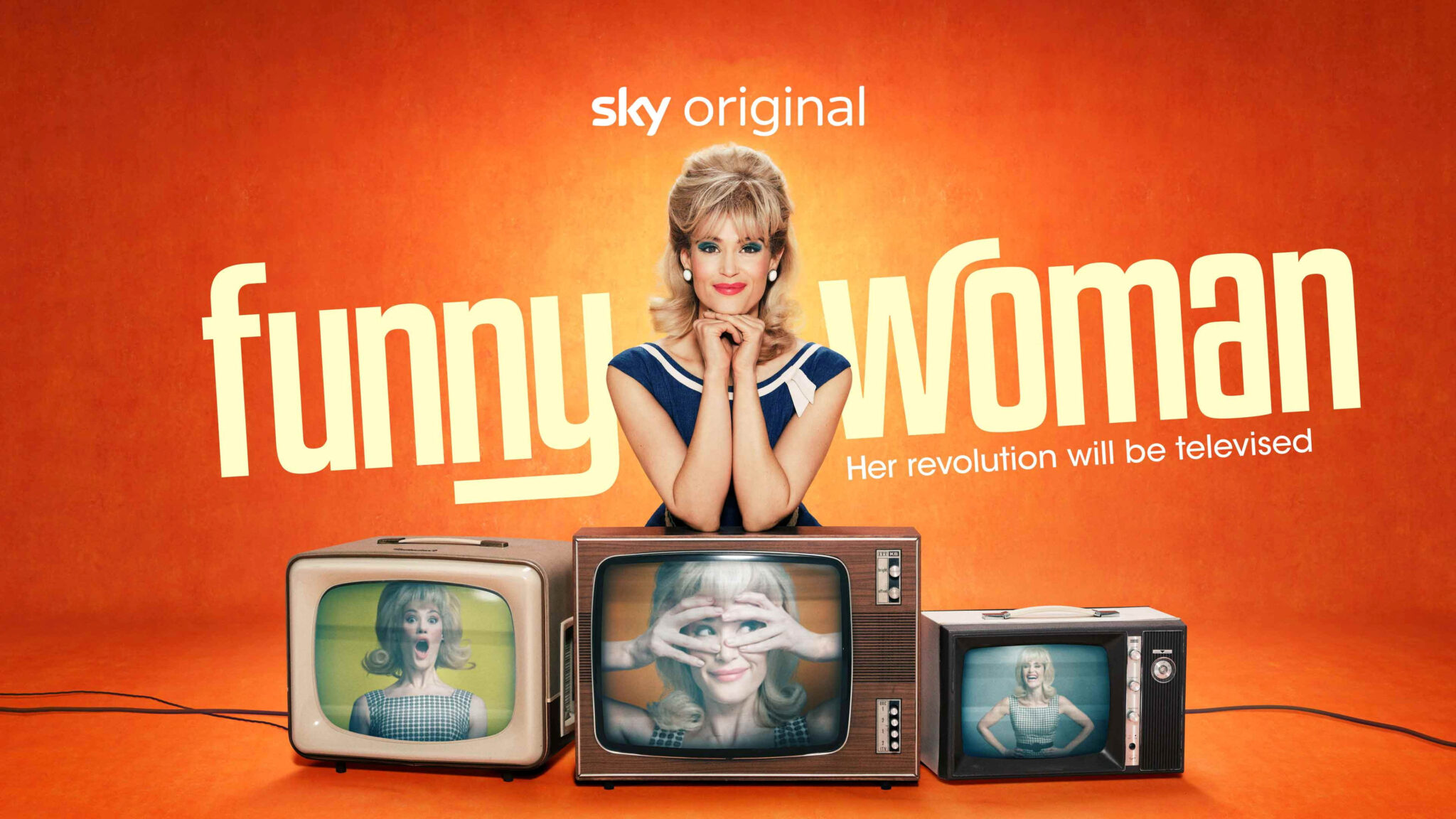 Das Postermotiv zu Funny Woman mit der Hauptfigur hinter drei alten Fernsehgeräten.
