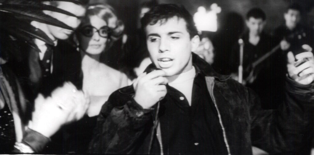 Der italiennische Sänger und Schauspieler Adriano Celentano hat bei einer Party in La dolce vita seinen ersten Filmauftritt. 