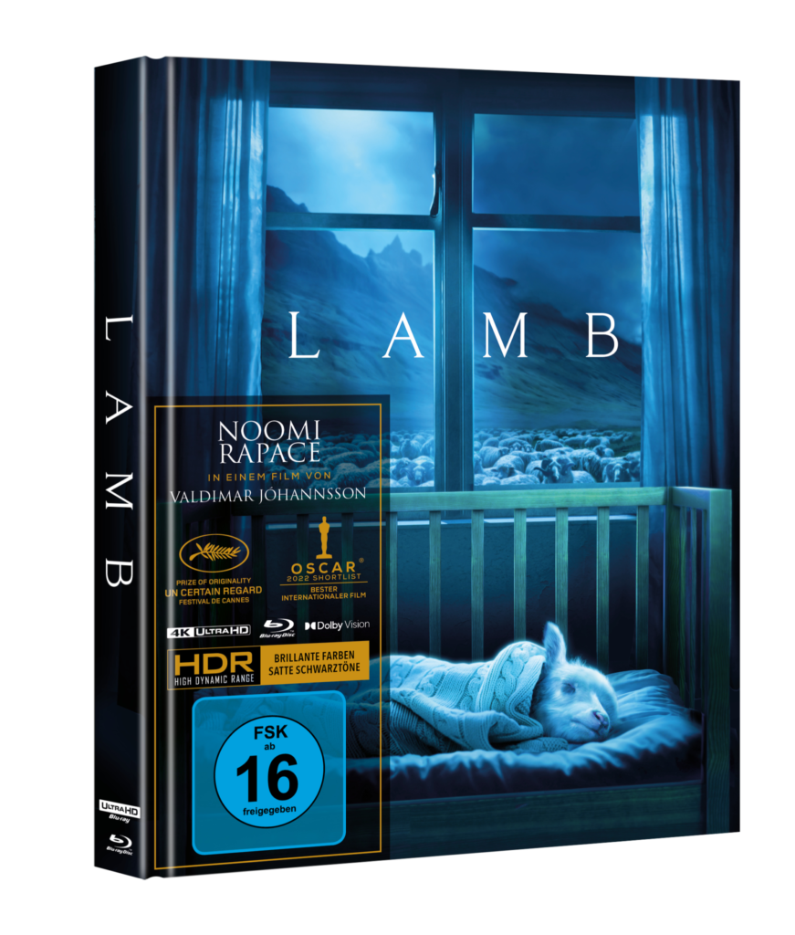 Auf dem Cover des Ultra HD-Mediabooks des Films Lamb sieht man ein Schaf bei Nacht in einem Bett liegen, zugedeckt mit einer Decke. Am dahinter liegendem Fenster sind zahlreiche Schafe auf einer Weide zu sehen.