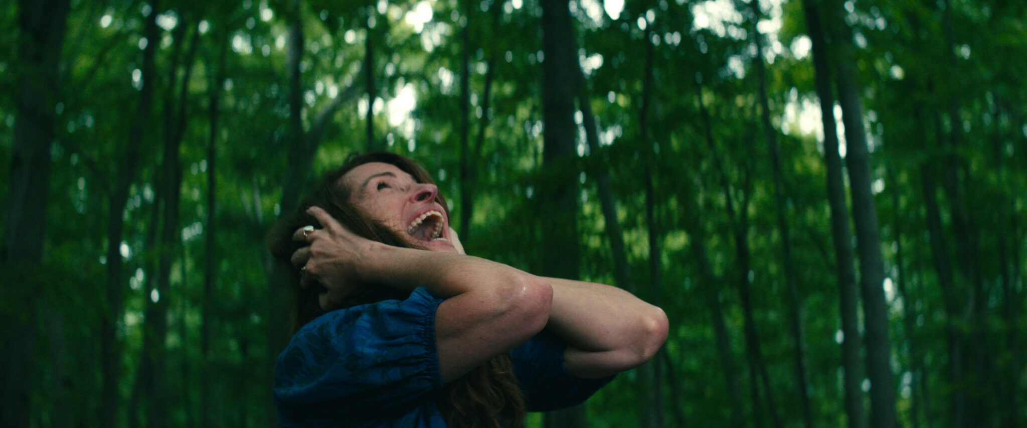 Julia Roberts schreiend im Wald.