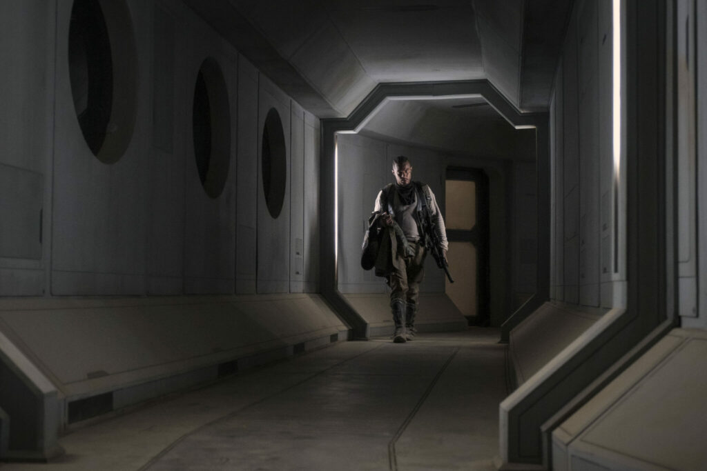 Jerry (Ismael Cruz Cordova) läuft entschlossen durch den Korridor der einsamen Marssiedlung.