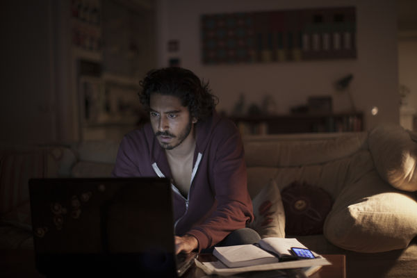 Dev Patel als "Saroo Brierley" sucht seine leiblichen Eltern via "Google Earth" in "Lion - Der lange Weg nach Hause"