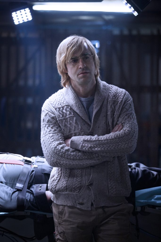 Justin Theroux mit gewöhnugsbedürftiger Frisur in "Mute" © Netflix