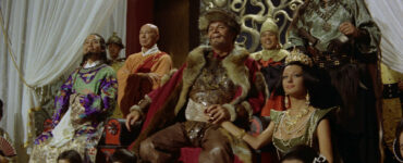 Der Großkhan hat auf dem Thron Platz genommen, neben ihn der religiöse Führer der Chinesen und die mongolische Prinzessin - Maciste in der Gewalt des Tyrannen