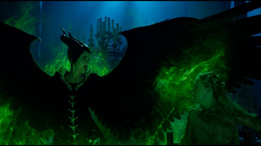 Aurora (Elle Fenning) stellt sich in Maleficent - Mächter der Finsternis gegen Maleficent (Angelina Jolie)