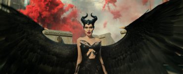 Maleficent (Angelina Jolie) breitet in Maleficent - Mächte der Finsternis ihre Flügel aus