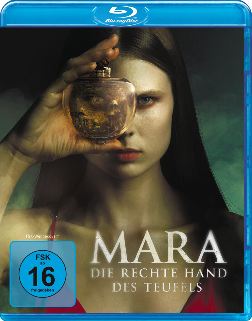 Das Cover von Mara - Die rechte Hand des Teufels zeigt Mara, die ein Glas mit einer Pilzzucht in der Hand vor ihr rechtes Auge hält.