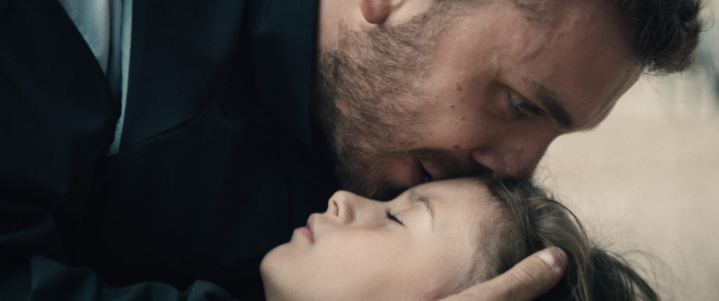Natan, gespielt von Edin Hasanović, kuschelt mit seiner Tochter Ava.