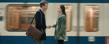 Aron, gespielt von Julius Feldmeier, und Nora, gespielt von Saskia Rosendahl, stehen sich in der U-Bahnstation gegenüber und lernen sich kennen.