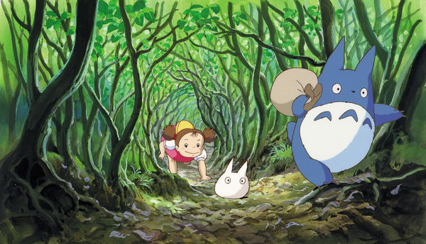 Saki auf dem Weg durch die Wälder mit dem Waldgeist Totoro
