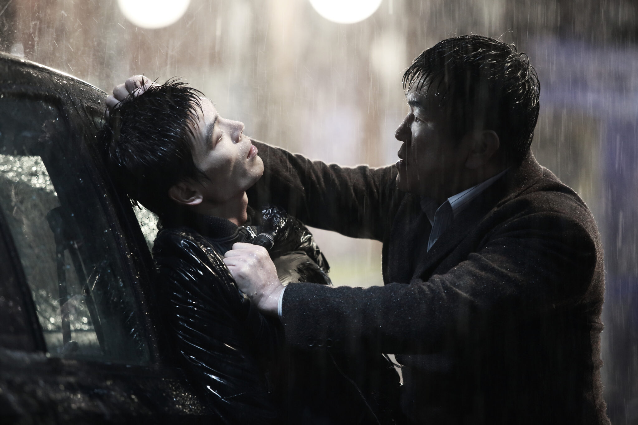 In Missing You drückt Yoon Je-moon als Inspektor Dae-young den von Kim Sung-oh gespielten Serienkiller Ki-bum bei strömendem Regen mit aller Kraft gegen ein geparktes Fahrzeugt. und droht ihm verbal
