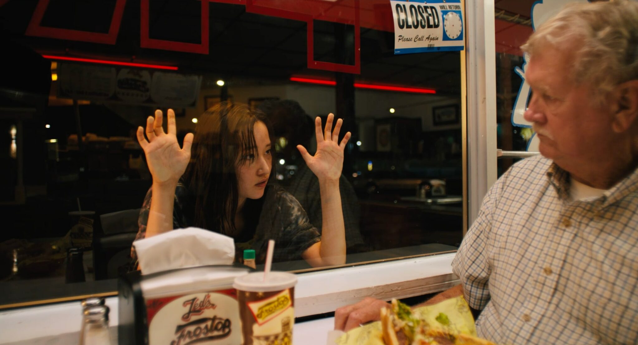 Mona Lisa (Jeon Jong-seo) starrt in Mona Lisa and the Blood Moon durch die Fensterscheibe eines Fast-Food-Restaurants.