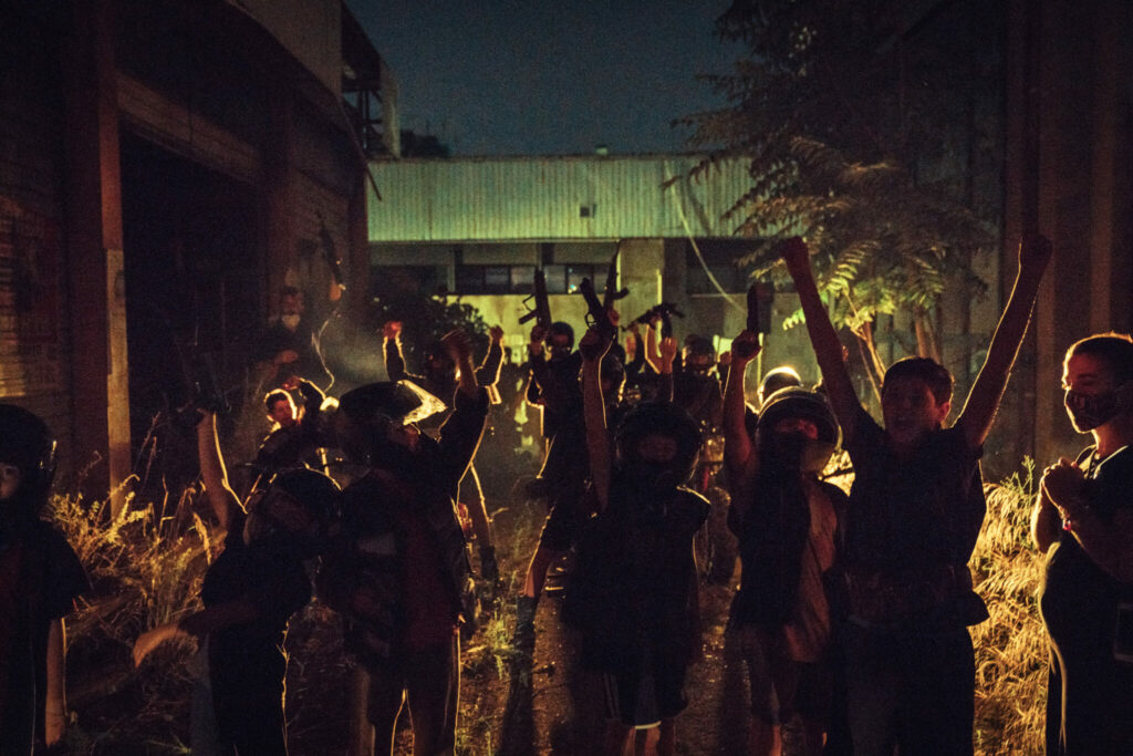 Nachts feiern die bewaffneten Kiddies einen Sieg über ihre Gegner - Lost City - Das Gesetz der Straße