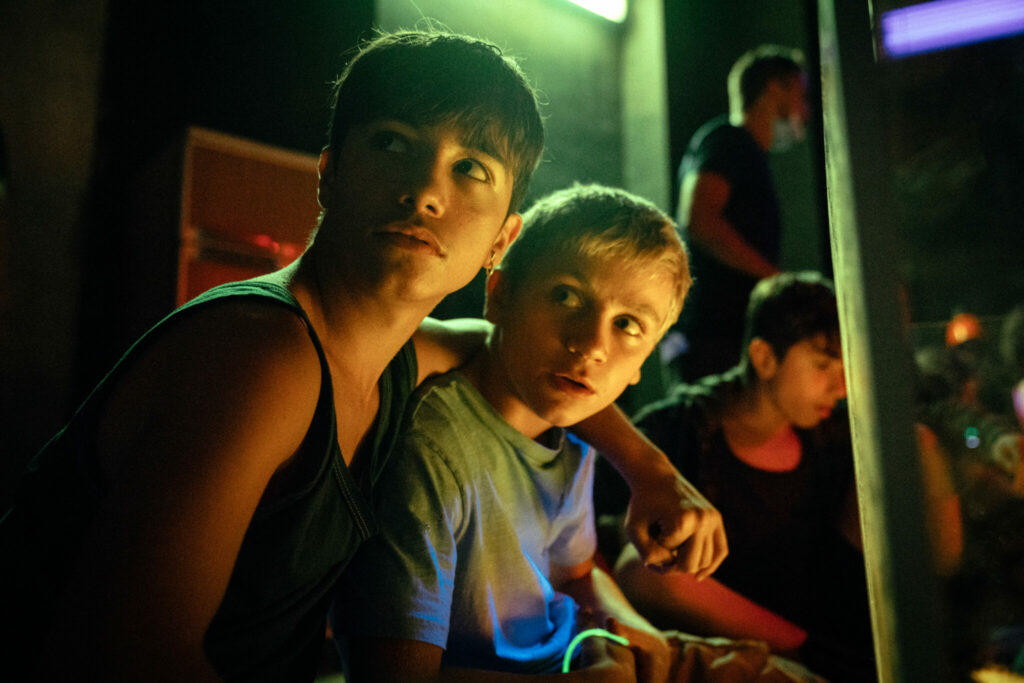 Christian und Pietro sitzen abends Arm in Arm bei den anderen Kids der Gang - Lost City - Das Gesetz der Straße