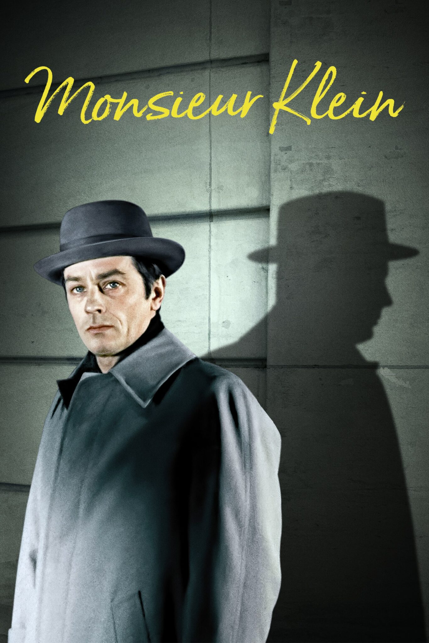 Das Cover von Monsieur Klein zeigt Hauptdarsteller Alain Delon mit Mantel und Hut, im Hintergrund ist sein Schatten zu sehen.