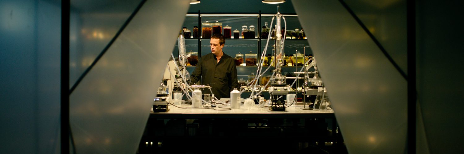 Moritz de Vries in seiner Duftwerkstatt in Parfum © Constantin Film