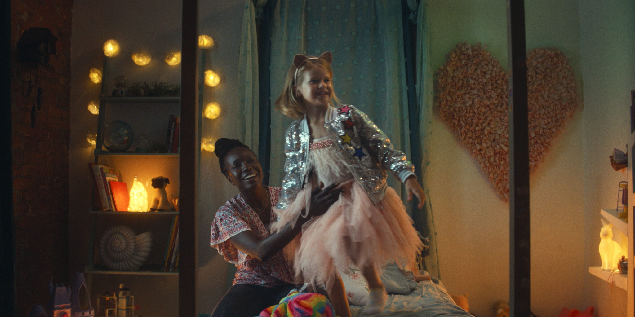 Anna Diop spielt als Nanny mit Rose Decker in ihrem bunten Kinderzimmer - Neu bei Prime im Dezember 2022