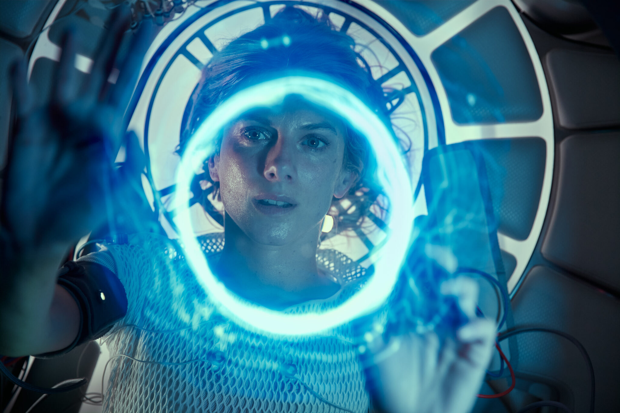 Melanie Laurent blickt durch einen Lichtring. Science-Fiction-Film Tipps
