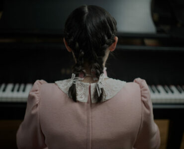 Isabelle Fuhrman spielt Klavier als Esther in Orphan: First Kill
