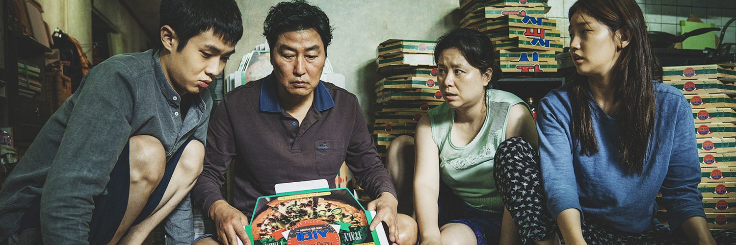 Familie Kim faltet Pizzaschachteln in Parasite
