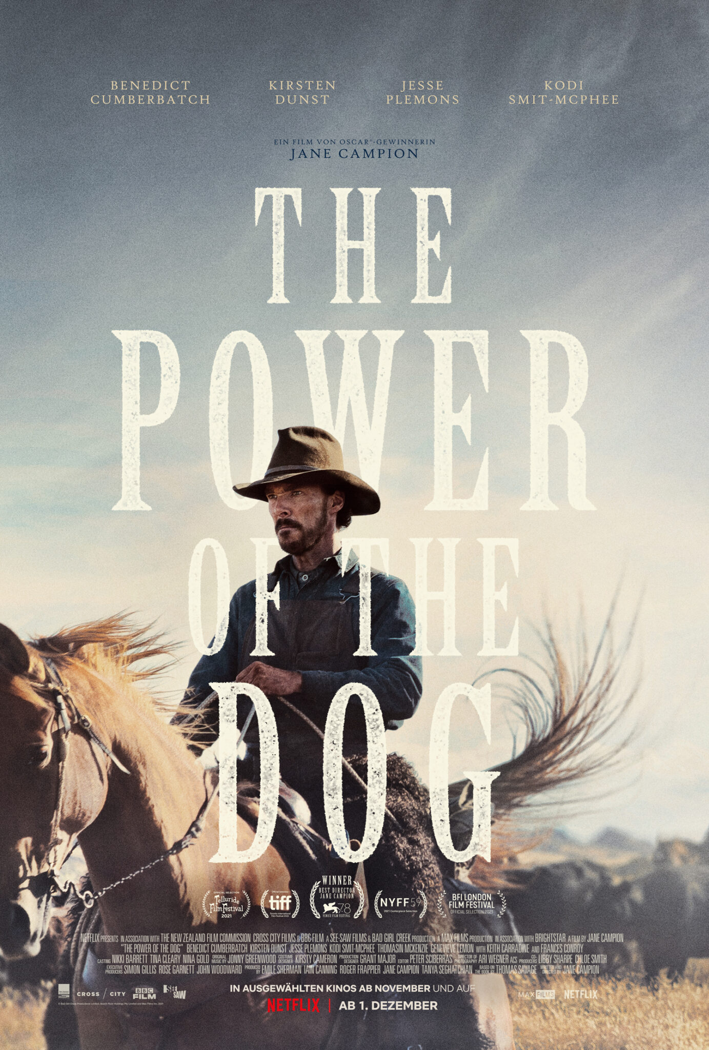 Das Plakat zu The Power of the Dog zeigt den Protagonisten reitend und den Titel in Großbuchstaben.