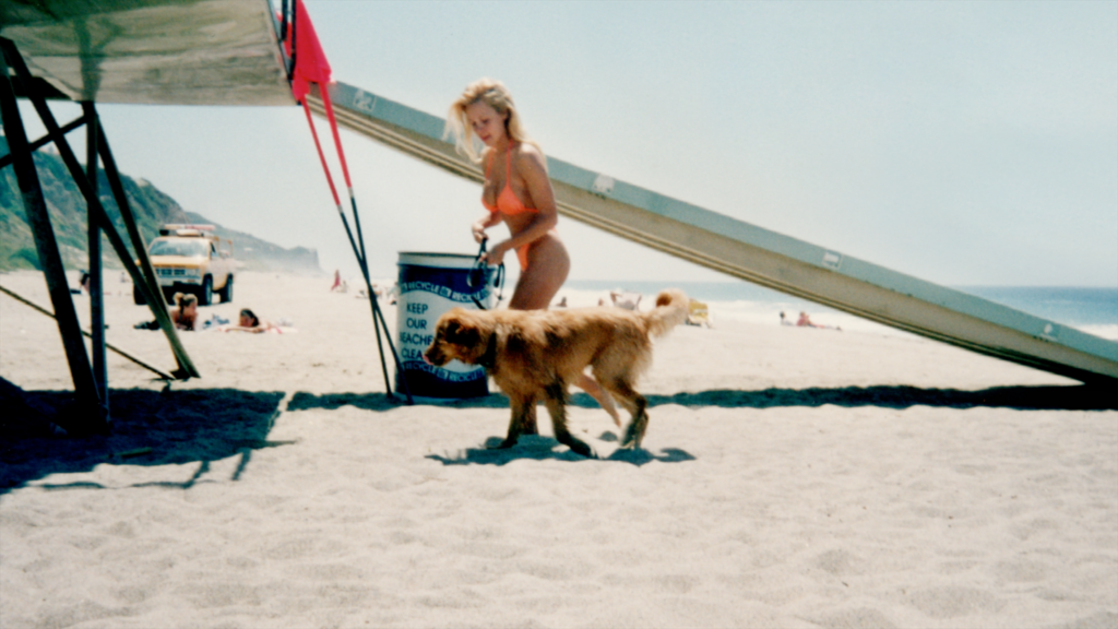 Pamela mit ihrem Hund am Set von Baywatch