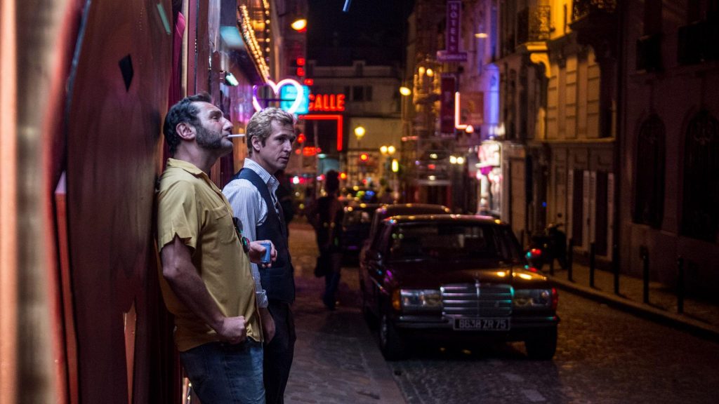 Gilles Lellouche und Guillaume Canet stehen vor ihrem Club in Paris bei Nacht