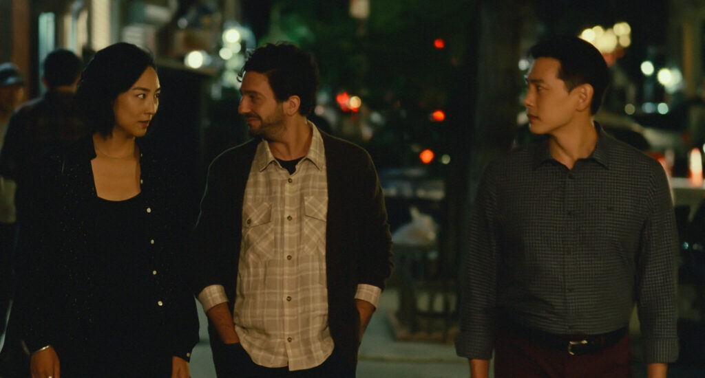 Nora, Arthur und Hae-sung gehen des Nachts in New York eine Straße entlang und unterhalten sich