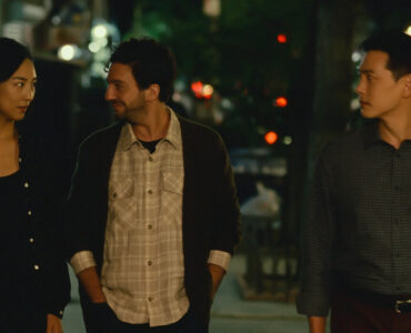 Nora, Arthur und Hae-sung gehen des Nachts in New York eine Straße entlang und unterhalten sich
