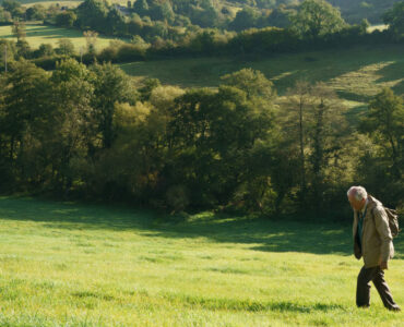 Harold Fry, gespielt von Jim Broadbent, zieht auf seinem fast 800 Kilometer langen Weg auch durch schöne Landschaften.