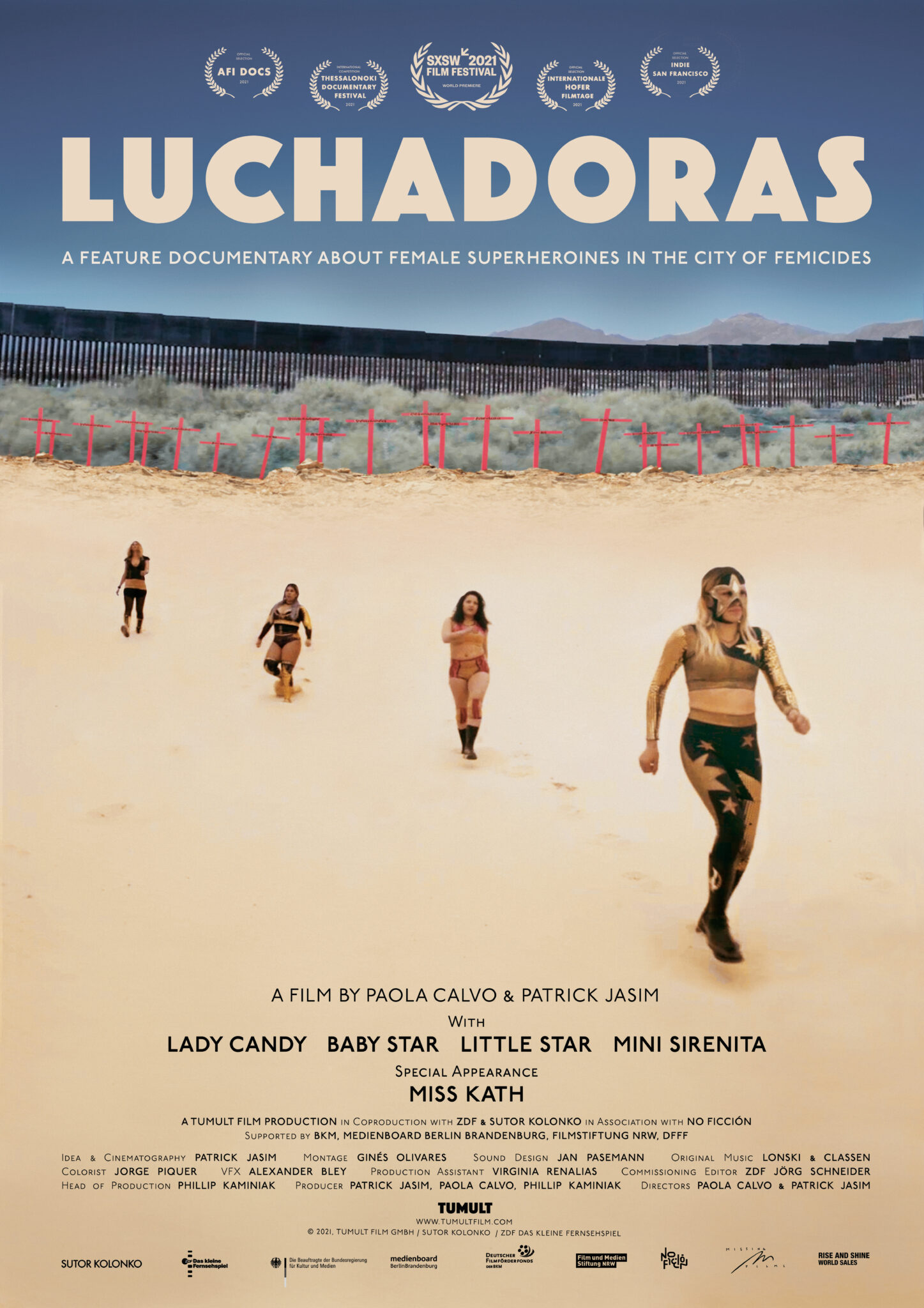 Auf dem Plakat marschieren Baby Star, Lady Candy, Mini Sirenita und Little Star selbstbewusst durch die Wüstenlandschaft Mexikos - Luchadoras