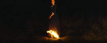 Héloïses Kleid fängt Feuer und lässt somit einen kleinen Teil der Dunkelheit erleuchten