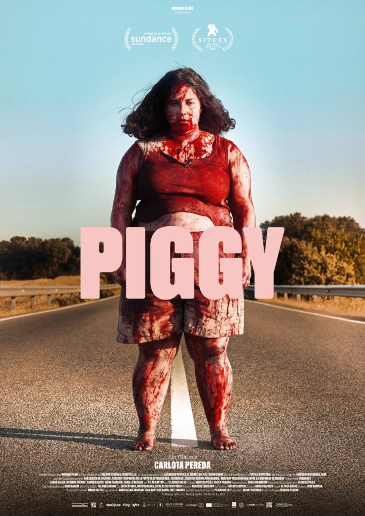 Das offizielle Poster zu Piggy mit der Hauptfigur, die blutüberströmt mitten auf einer Straße steht