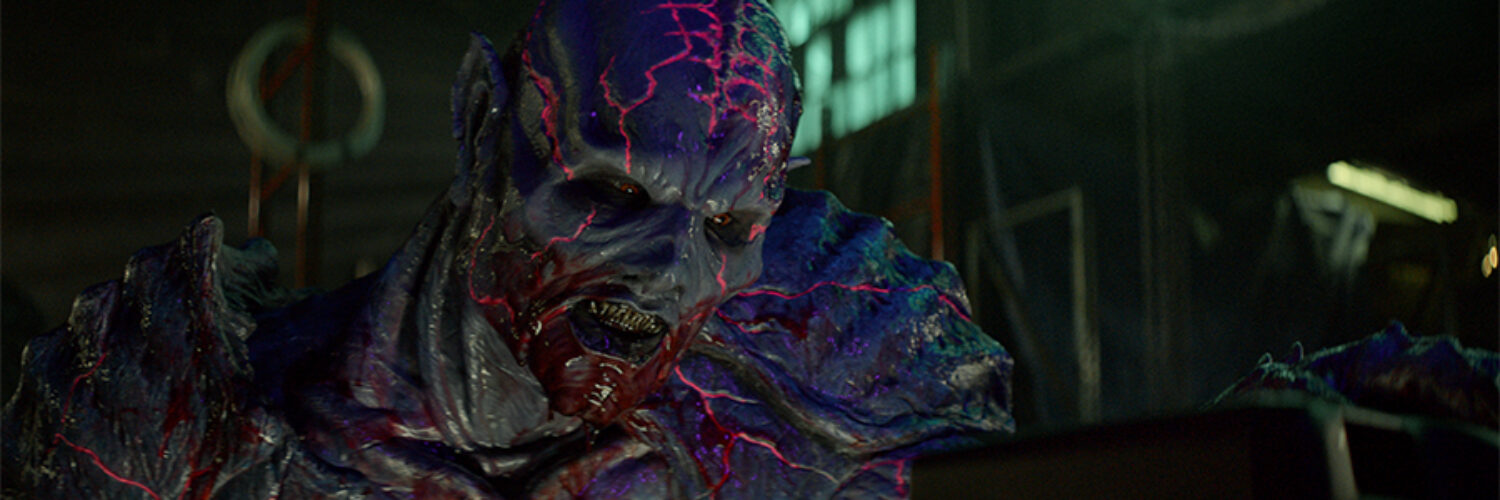 Nahaufnahme des Monsters Psycho Goreman mit gefletschten Zähnen und blutverschmiertem Mund