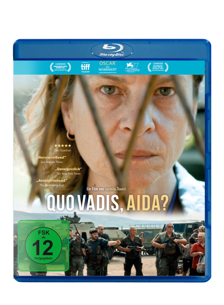Das Cover der Blu-ray von Quo Vadis, Aida? zeigt oben Aida, gespielt von Jasna Đuričić, hinter dem Zaun der UN-Basis, im unteren Bereich bewaffnete serbische Soldaten in Kampfanzügen.