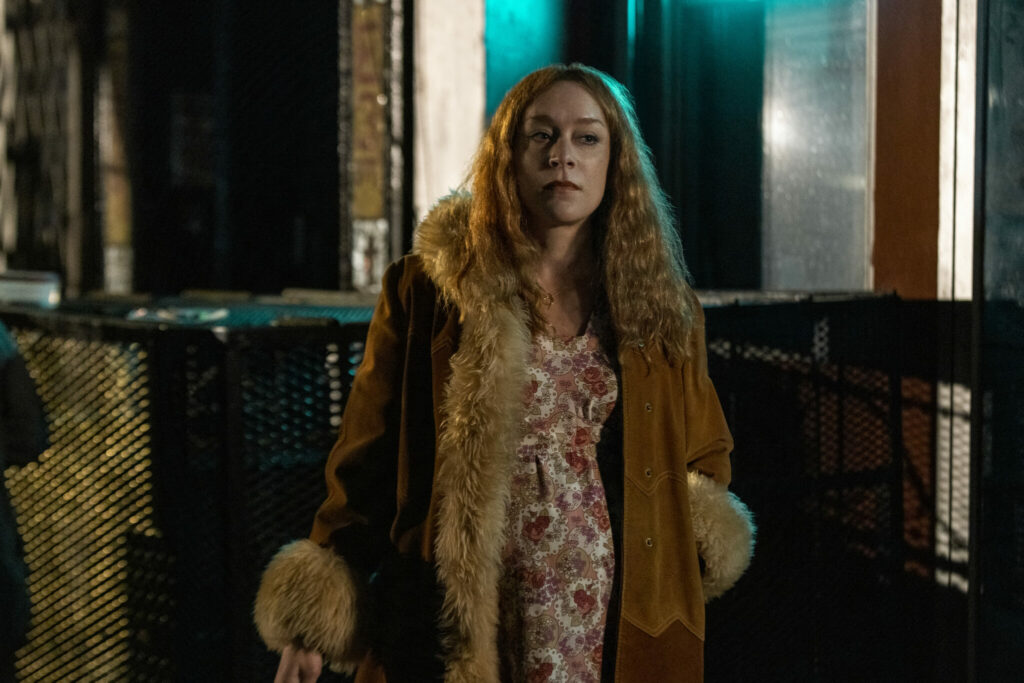 Chloë Sevigny geht im langen Mantel und mit dicken Babybauch abendlich spazieren - Matrjoschka Staffel 2.