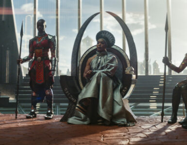 Der Thronsaal in Wakanda. Die Königin in der Mitte