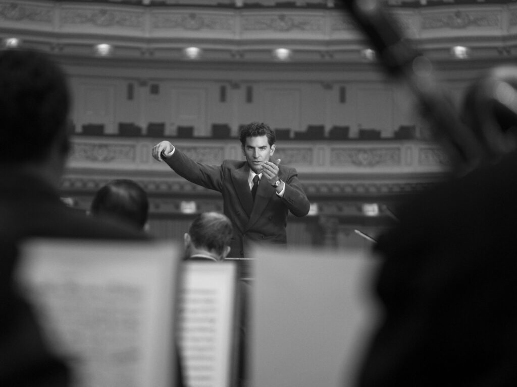 Auf dem Bild erkennt man Leonard Bernstein als jungen Dirigenten bei der Arbeit im Orchester.