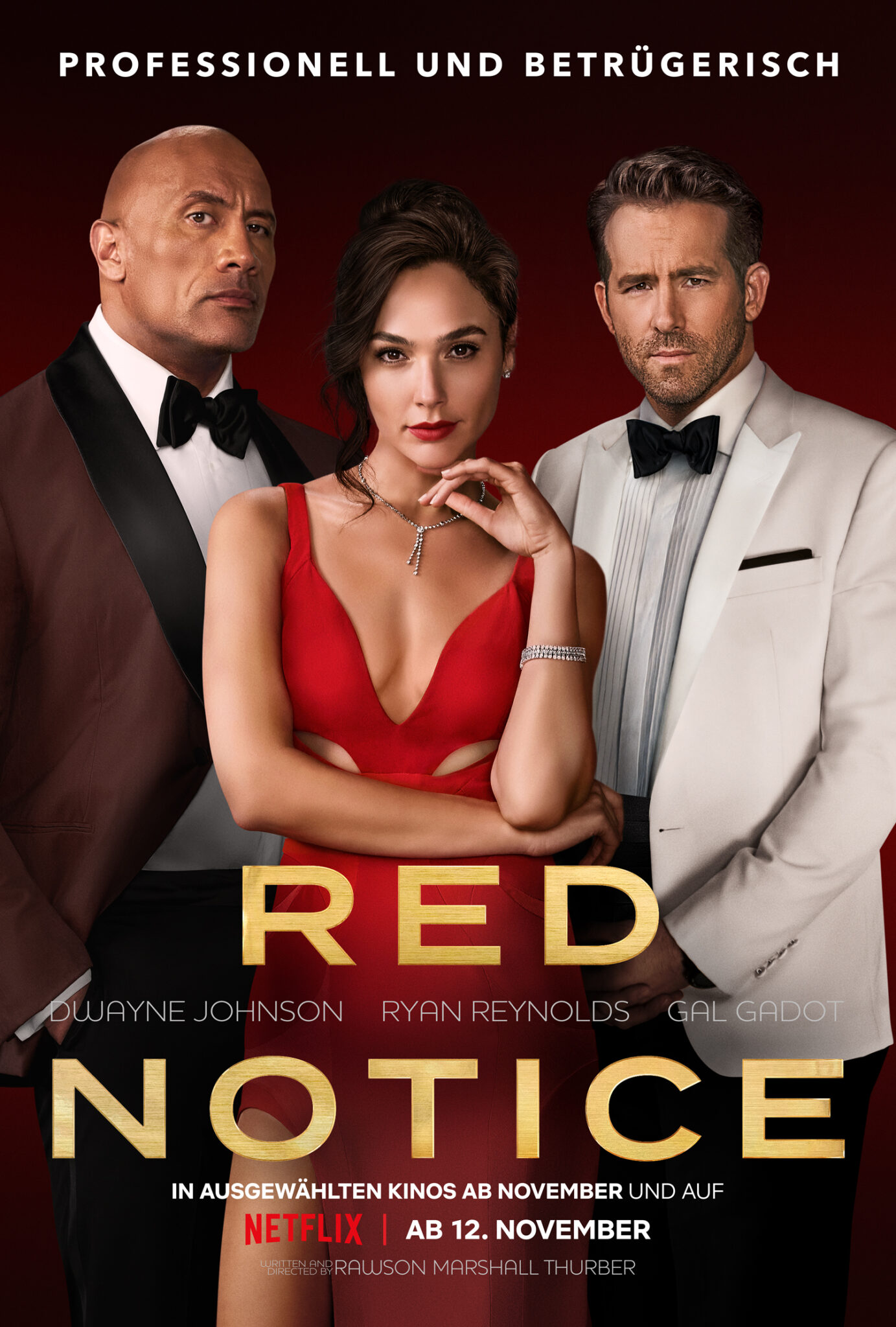 Das Poster zu Red Notice zeigt die drei Protagonisten Dwayne Johnson, Gal Gadot und Ryan Reynolds in schicker Abendgarderobe und den Titel in goldenen Lettern.