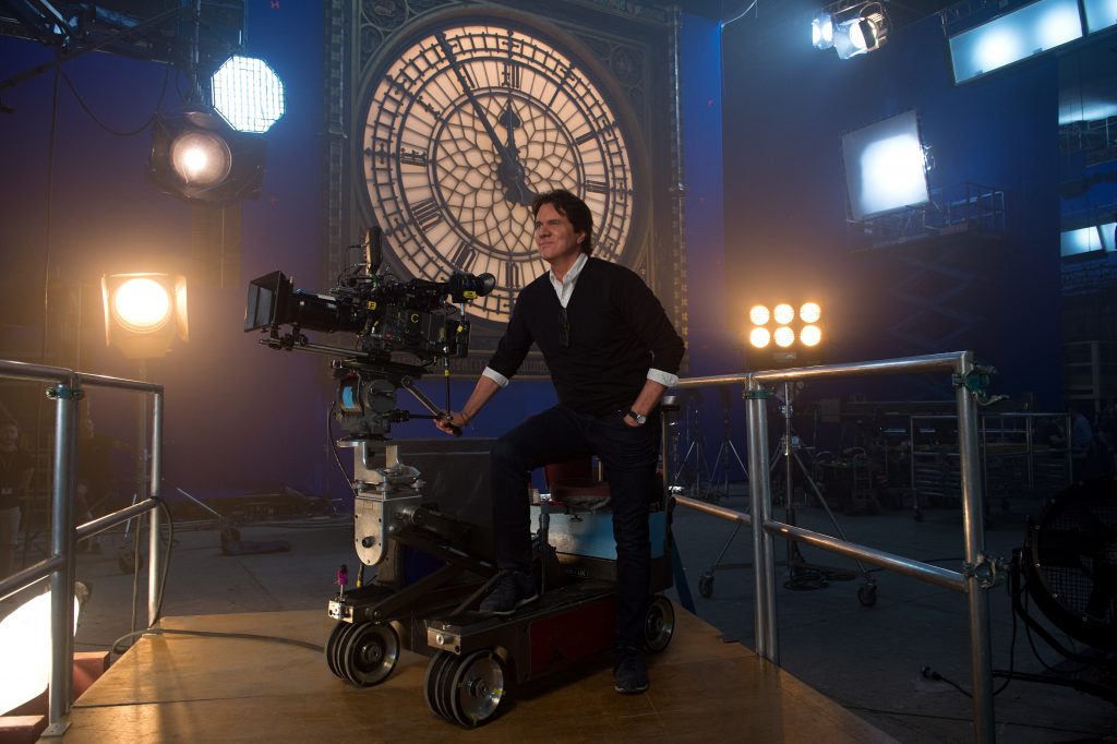 Regisseur Rob Marshall posiert hinter einer Kamera am Set von Marry Poppins Rückkehr