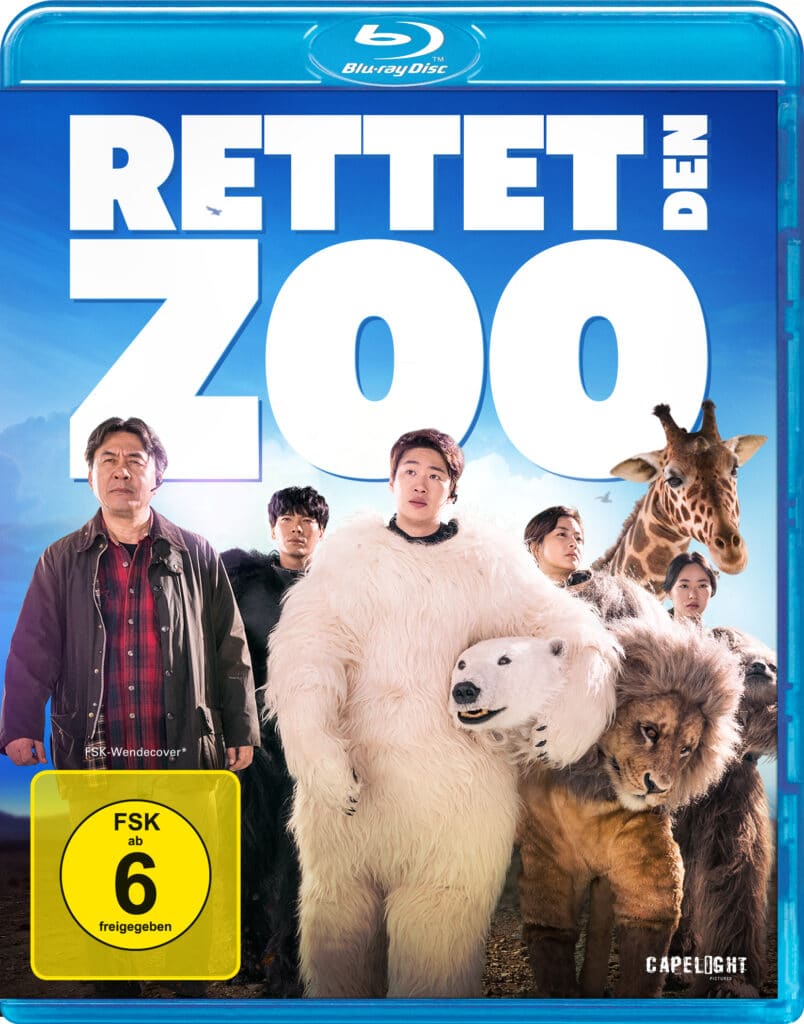 Das deutsche Blu-ray Cover zu "Rettet den Zoo" zeigt die Darsteller des Films. Über diesen ragt in riesigen weißen Buchstaben der Filmtitel "Rettet den Zoo". Die Darsteller tragen weitestgehend alle ihre Kostüme. In der Mitte steht Kang (Ahn Jae-hong) in einem Eisbärenkostüm und hält den Kopf unter seinen Arm geklemmt. Darüber hinaus ist im Hintergrund noch eine Giraffe zu sehen.
