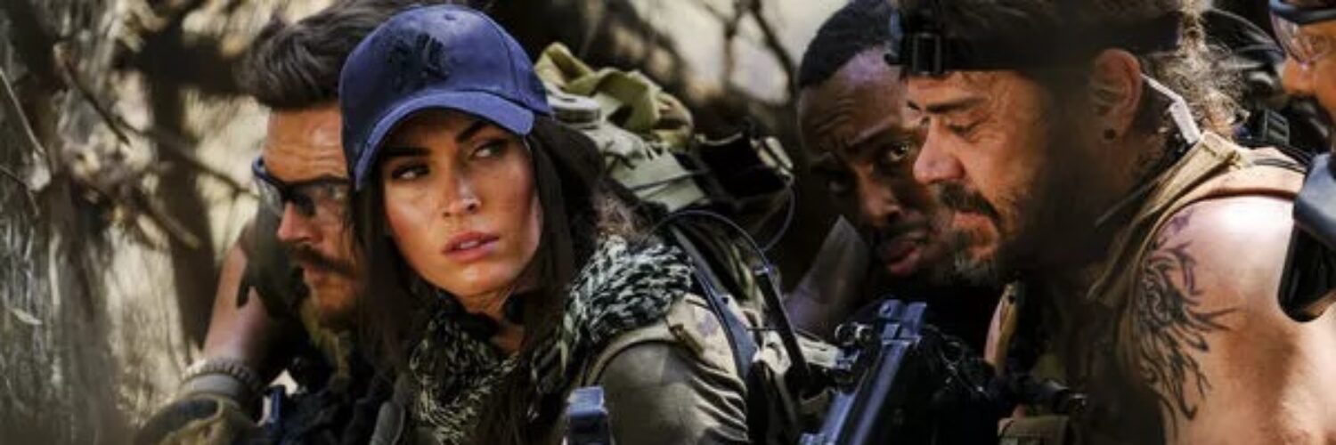 Samantha O’Hara (Megan Fox) lauert mit ihrem Söldnertrupp im Hinterhald und gibt ihnen in Rogue Hunter Anweisungen.