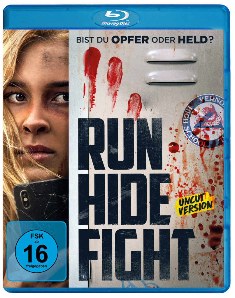 Das Cover der Blu-ray von Run Hide Fight zeigt Zoe, gespielt von Isabel May, die sich mit einem Handy in der Hand hinter der Tür eines Stahlschranks versteckt.