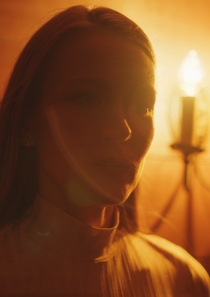 Protagonistin Emily im Porträt von einer Lampe angestrahlt. Soft & Quiet