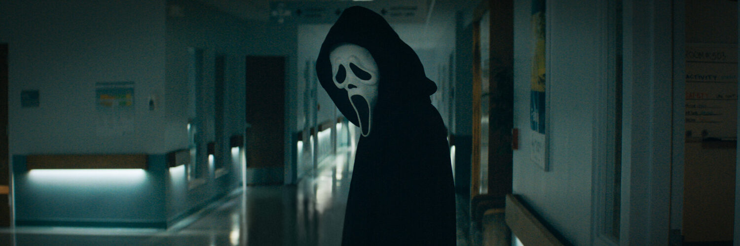 In einem Krankenhausflur steht der maskierte Killer des Films Scream (2022)
