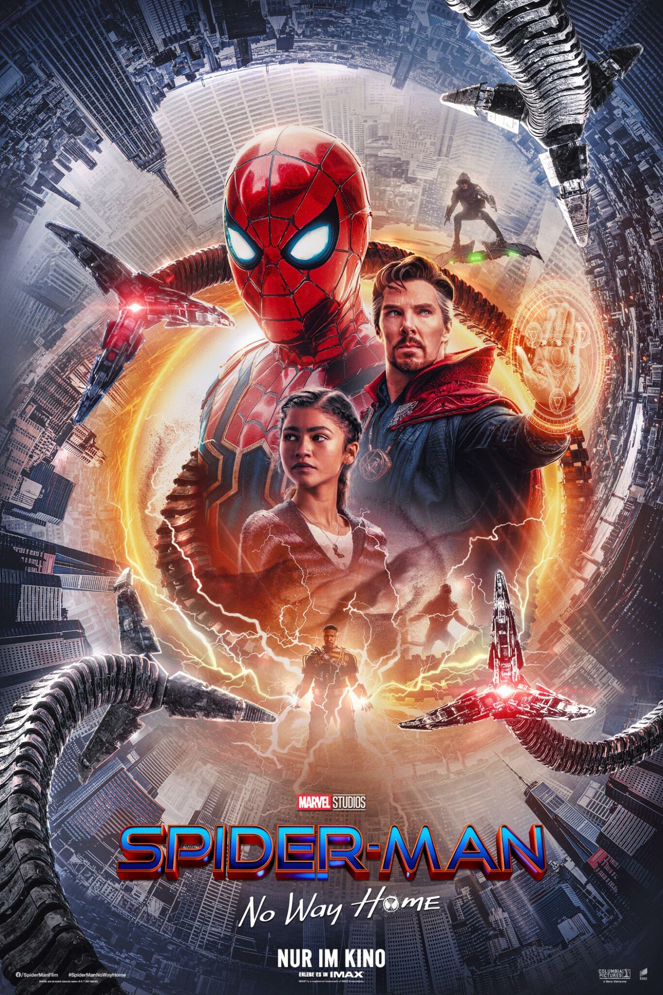 Das Poster zu Spider-Man: No Way Home zeigt die Hauptfiguren, Spider-Man, MJ und Dr. Strange, im Zentrum von einem orangen Lichtkreis umrahmt. Noch weiter außen sieht man die Tentakel von Doc Ock, sowie kreisförmig angeordnete Wolkenkratzer.