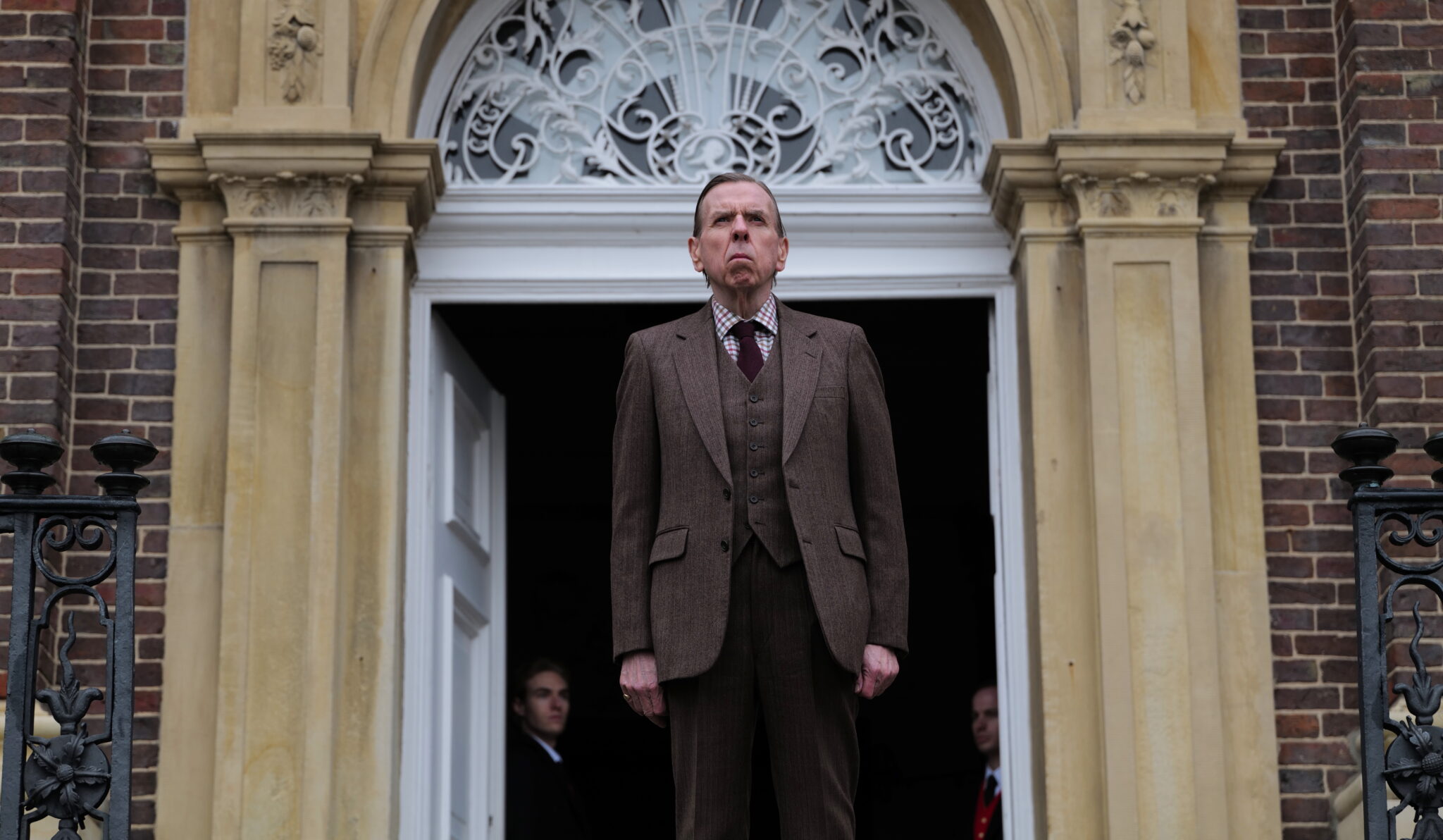 Auf dem Bild sieht man Timothy Spall als Alistair Gregory, Sicherheitschef des Sandringham-Anwesens - Spencer