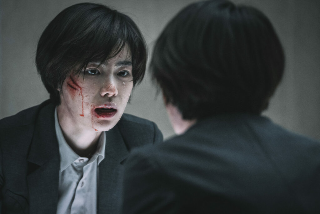 Jin-Ah Moon schaut erschöpft in den Spiegel - Spiritwalker
