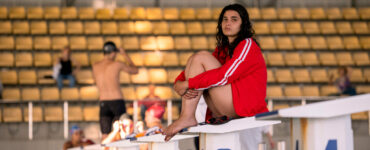 Yusra sitzt auf einem Startblock | Die Schwimmerinnen