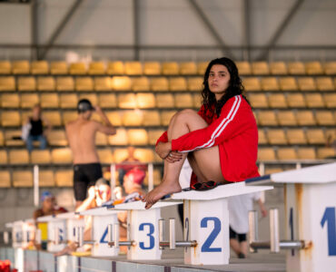 Yusra sitzt auf einem Startblock | Die Schwimmerinnen